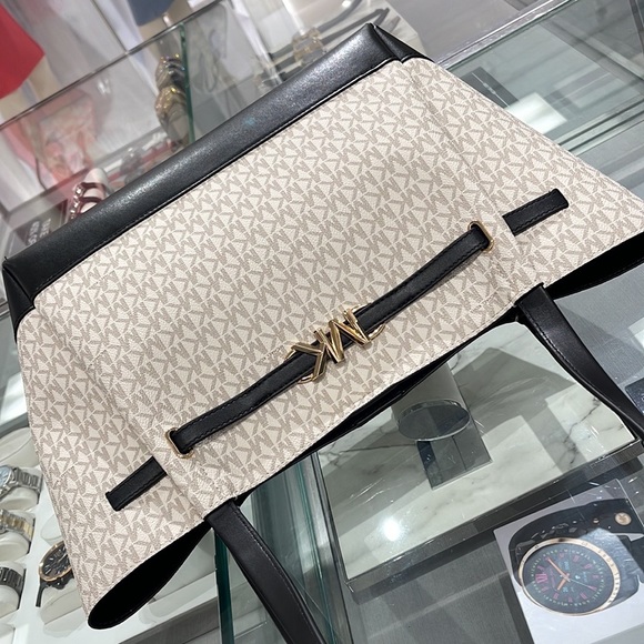 MICHAEL KORS
Reed Large Logo Shoulder Tote Bag
Vanilla/Black
Style# 35S3G6RT3B - Picture 8 of 16